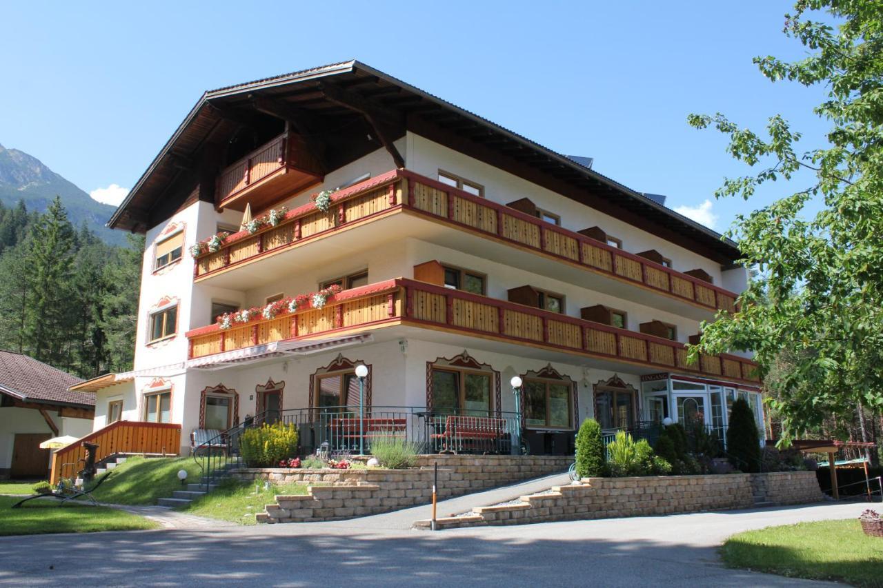 Hotel Garni Waldhof Stanzach Exteriör bild